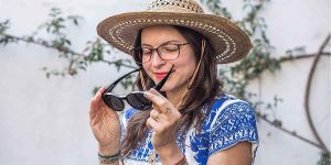 how to wear sunglasses with glasses